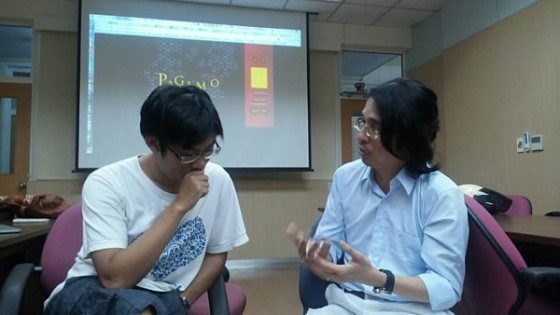 葉丙成（右）正在和他的學生唐偉軒（左）討論遊戲