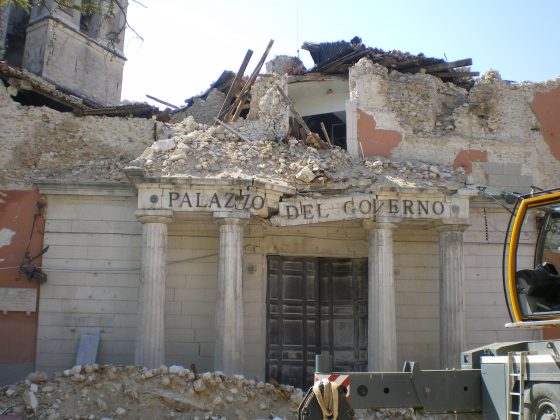 義大利L'Aquila市政廳，在2009年震災之後。維基共享資源，用戶Insilvis創用 Creative Commons Attribution-Share Alike 3.0授權
