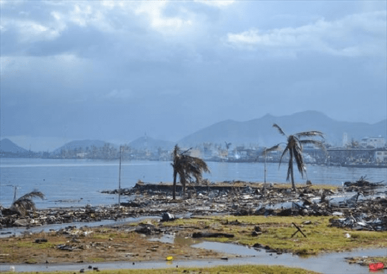 菲律賓獨魯萬市海濱在海燕颱風過後滿目瘡痍的景象，驚人的風暴潮在這裡留下大量殘骸。(圖片來源：Flickr用戶Trocaire)