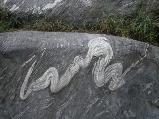 台灣最古老的岩系的岩石，筆者攝於砂卡礑溪，2004。