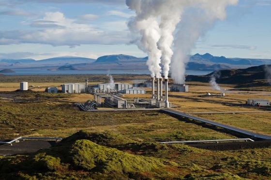 圖為冰島的地熱發電廠，未來地熱發電將能擺脫地質條件的限制，各地均可藉由深層地熱發電，獲得來自地底深處源源不絕的能源。(圖片來源：wikimedia commons作者Gretar Ívarsson)