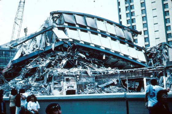 1985年墨西哥城大地震中，許多高層建築因自然震動周期與地震周期一致，引發共振效應而倒塌，造成嚴重傷亡。(圖片來源：Wilimedia Commons 作者United States Geological Survey)
