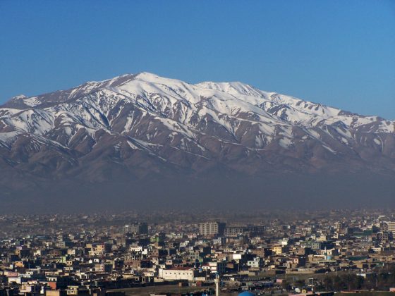 阿富汗喀布爾所見的興都庫什─喜馬拉雅山脈。這座世界最高的山脈目前正遭受氣候變遷的巨大威脅，八個有關國家已經決定合作共同拯救這片世界屋脊。(圖片來源：Wikimedia common作者Joe Burger)