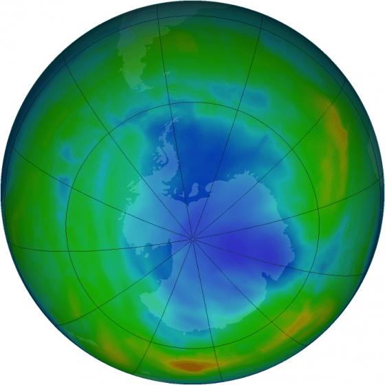 2013年8月的臭氧洞影像，藍色與紫色代表臭氧濃度最低的地區。科學家預估到2032年，南極的臭氧濃度將回復至1980年的水準。(圖片來源：Credit NASA Ozone Watch/Goddard Space Flight Center)