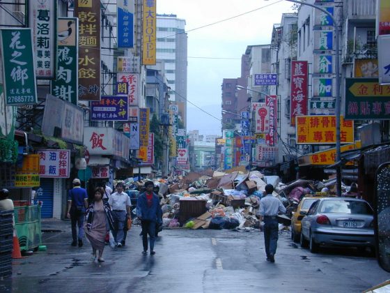 城市遭遇洪水受到的經濟財務損失難以估計，台北市納莉風災後信義區淹水戶清出的垃圾量十分驚人。(圖片來源：Flickr用戶Jerry & Cara)