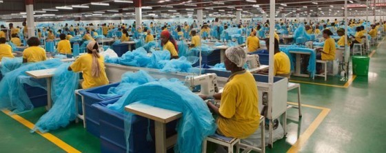 趕工製造蚊帳的非洲工廠。（圖片來源：蓋茲基金會）
