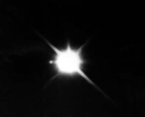 望遠鏡裡的天狼星雙星系統，左側那個小圓點就是天狼星的伴星，一顆體積相當於地球，質量接近太陽的白矮星。