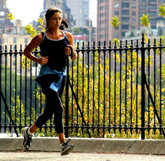 跑步時，在左腳踏出時呼氣似乎能夠避免出現跑步岔氣的情況。圖片來源：sphotos.xx.fbcdn.net