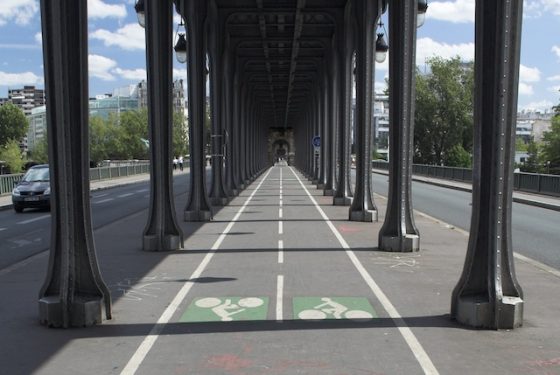 Paris-pont-de-bir-hakeim-bicycle-path