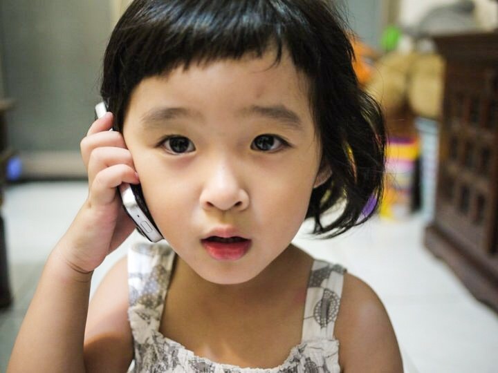 很難禁止孩子不用手機，但專家也提醒父母要教導孩子，別邊走路邊講電話。 （圖／Sofia Wei提供） 