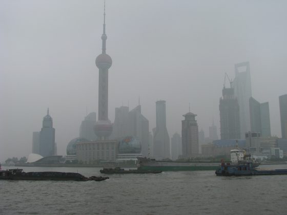 上海陸家嘴因為空氣汙染能見度不佳，新的研究發現這些空氣汙染可能會增強颱風威力。(圖片來源：flickr用戶Peter Dowley)