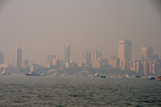 印度的空氣汙染嚴重程度不亞於中國，印度西部大城孟買籠罩在一片黃色汙濁的空氣中。(圖片來源：flickr用戶Christian Haugen)