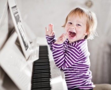 Baby-applauding-while-playing-piano