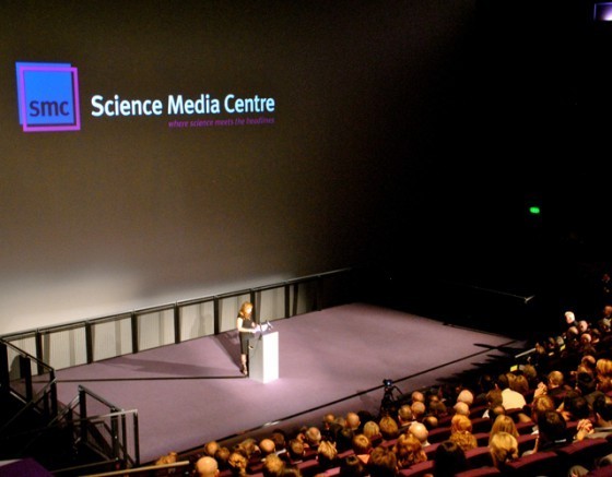 福克斯在2012年的科學媒體中心十週年會議上發表演講。圖片來源：科學媒體中心