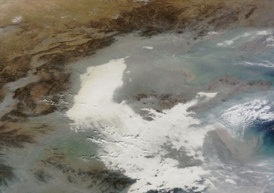 2013年12月7日，NASA衛星雲圖呈現中國東部霾害狀況。(圖片來源：NASA、維基圖庫)
