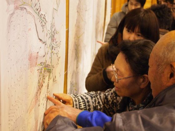 逃げ地図（Nigechizu）開發團隊在設計過程中，讓在地居民一同加入繪製避難路線地圖的行列。（圖片來源：Code for Resilience）