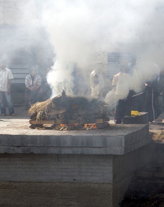 印度和尼泊爾戶外火葬儀式燃起的熊熊大煙（圖片來源：Philip Milne）