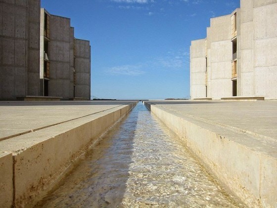 沙克研究所，由內陸往海看。這個角度走過去，腳會發軟！圖片來源：維基百科