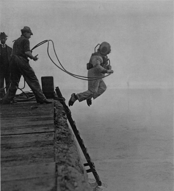 正要進入海中的深海潛水員，攝於 1915 年。科技的發展，讓人類探索海洋的夢想能夠成真。 [圖片來源：NOAA，取自 retronaut]
