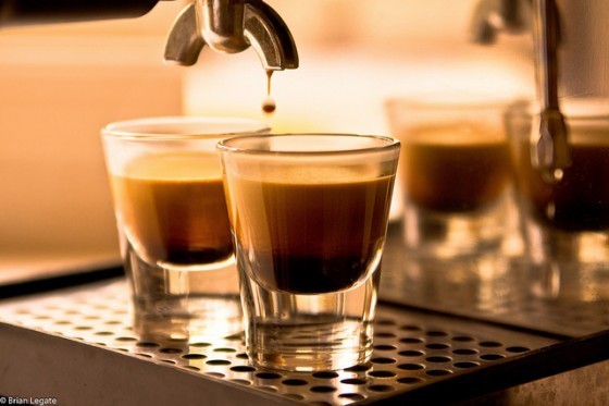 250毫升（ml）的能量飲料含有2杯espresso的咖啡因的量，大約是160mg。CC by brian
