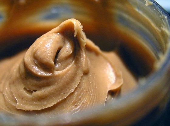 為了提高花生醬的適口性，花生醬中有10%是糖。 圖片來源：wiki