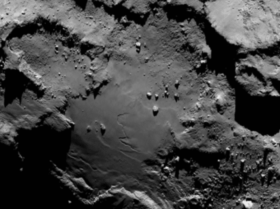 在67P彗星表面比較平滑的區域，常常可以發現一堆堆的大石塊，它們的成份和來源尙待觀察硏究。