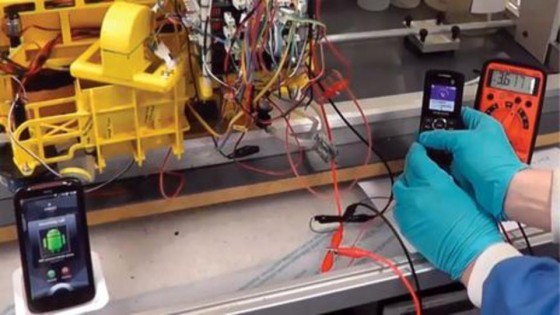 用尿液發電驅動智慧型手機。 圖片來源-布里斯托機器人實驗室