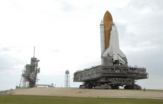 承載太空船前往發射台的履帶車。照片來源：NASA