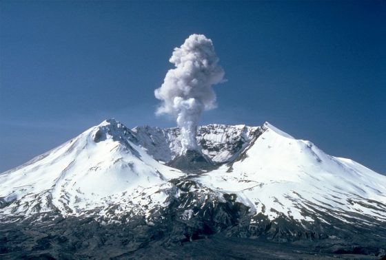 1982年喀斯喀特山脈噴發出的火山灰。（圖片來源：Wikipedia，作者：CarolSpears）