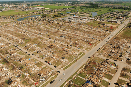 穆爾市在2013年5月的一場浩劫後，被龍捲風「拜訪」過的社區只剩滿地碎片（圖片來源：Wikipedia 作者：Jocelyn Augustino）