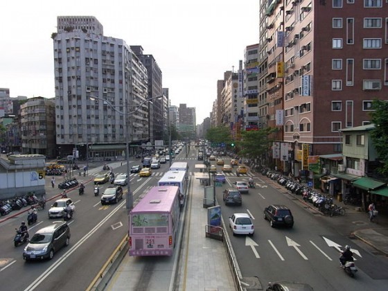 台北市羅斯福路上的公車專用道為什麼是水泥鋪成的呢？圖片來源：Howard61313