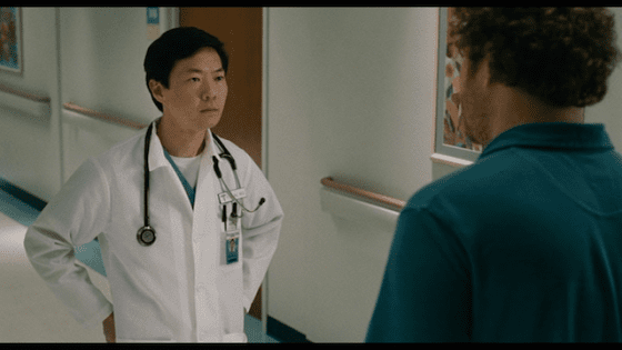 在《好運臨門》中飾演婦產科醫師的鄭肯。