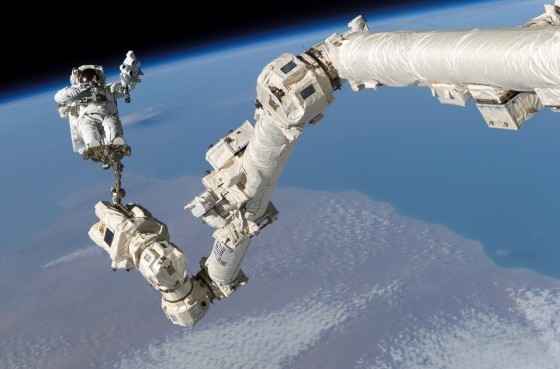 太空人在機械手臂Canadarm2上作業的情形 來源：NASA