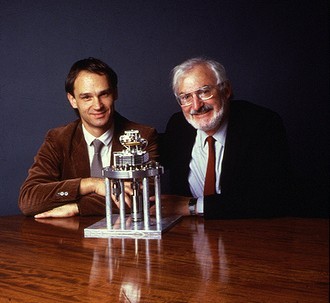 發明掃描穿隧顯微鏡（STM）的科學家Gerd Binnig（左）與 Heinrich Rohrer。圖片來源：IBM