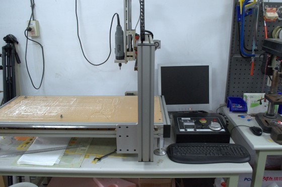 實驗室平日使用的三軸CNC 雕刻機。