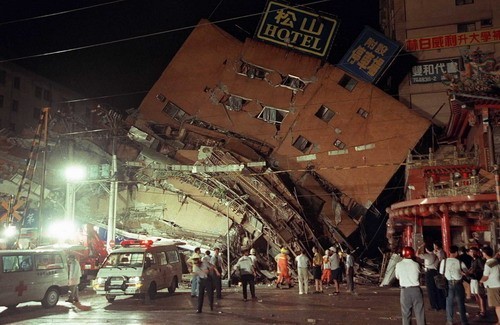 921大地震後倒塌的臺北市東星大樓（圖片來源：Wikipedia, Ho.siminn）