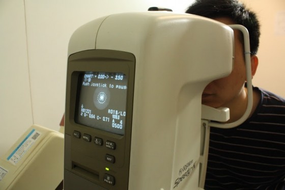 圖中機器為弧度儀，受試者於人因實驗前後各測一次，比較實驗前後睫狀肌作用的差別，便可知光的情境對眼睛疲勞的影響。