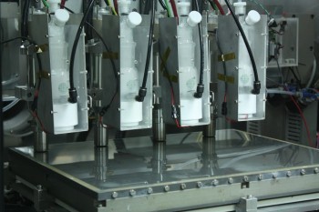機械所團隊開發的大氣鍍膜機器。電漿噴嘴的電漿密度夠高，完整解離氧化鋅，透過氣流帶下來，讓材料順利覆在基板上形成一層薄膜。