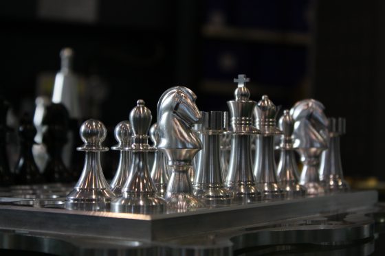 工具機切削而成的西洋棋。