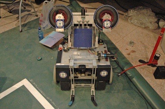 臺灣大學隊伍的機器透過飛輪將籃球射出， 並透過Kinect 進行籃框搜尋及定位。