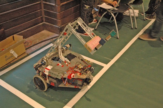 國立交通大學的機器人使用如投石機的機構進行投擲，前方有視訊鏡頭與雷射用以尋找籃球。