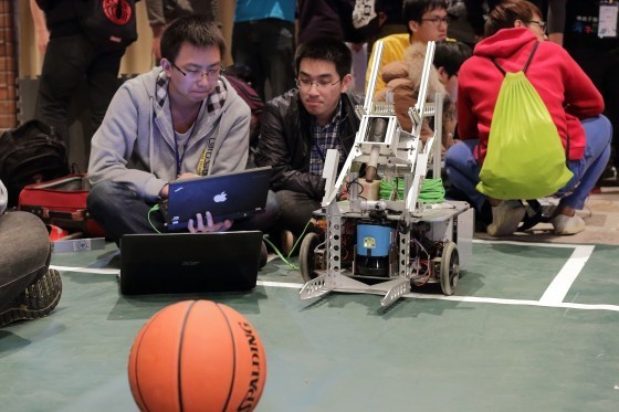 上海交通大學的機器人採用電磁砲的方式發射籃球，每次競賽前的準備時間皆須引導機器人進行路徑辨識。