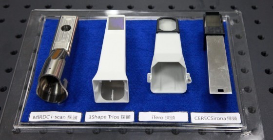 金屬中心林志隆副執行長團隊所設計口內掃描系統的掃描頭(左一)，與市售他牌比較。