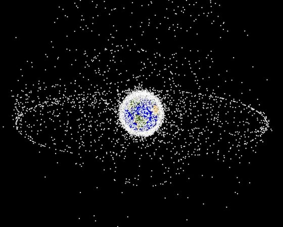 NASA研究人員估計，現在繞行於低軌道的太空垃圾總量已接近三千噸，而且數量正急遽增加。 source：wiki