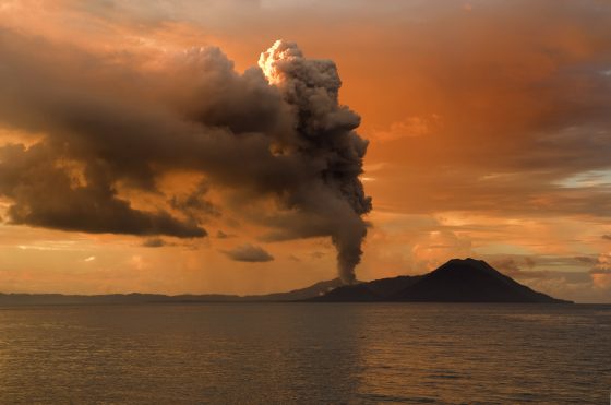 六千六百萬年前的小行星撞擊地球事件可能引發火山爆發。  source：Wiki