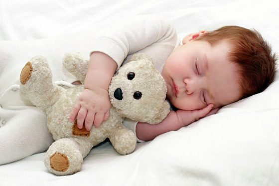 baby-sleeping-on-side.-Is-it-safe