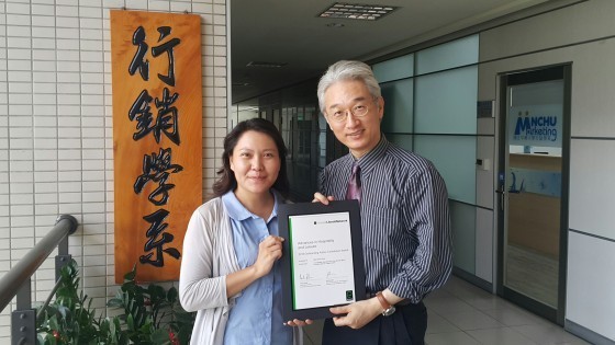 Emerald台灣經理劉齡斐（左）頒發獎狀給興大行銷系卓信佑副教授。