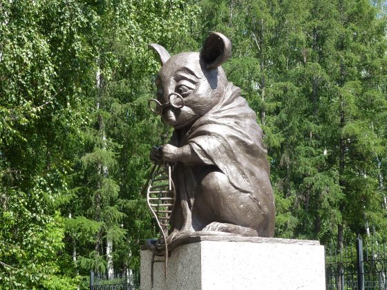 一座在俄羅斯紀念實驗動物的雕像，雕像是一隻實驗室的老鼠正在編織DNA。from: wikimedia