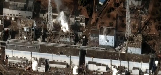 3月16日衛星拍攝的福島第一核電廠影像。從右至左分別是在事故中嚴重損壞的1至4號機。 source：wikipedia