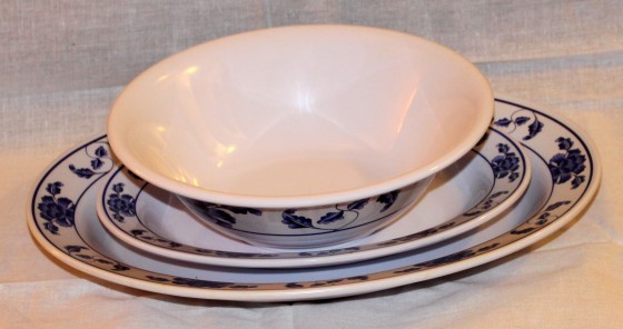 美耐皿仿瓷餐具。來源：維基百科